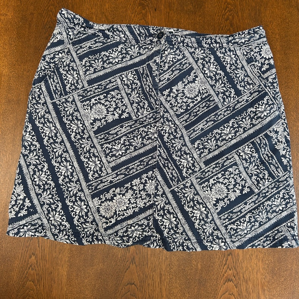 Karen Scott SKORT Blue/white floral paisley, size 14. Hiking, tennis, casual.